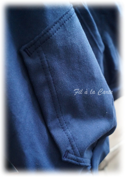Sweat bleu marine capuche 158 cm2