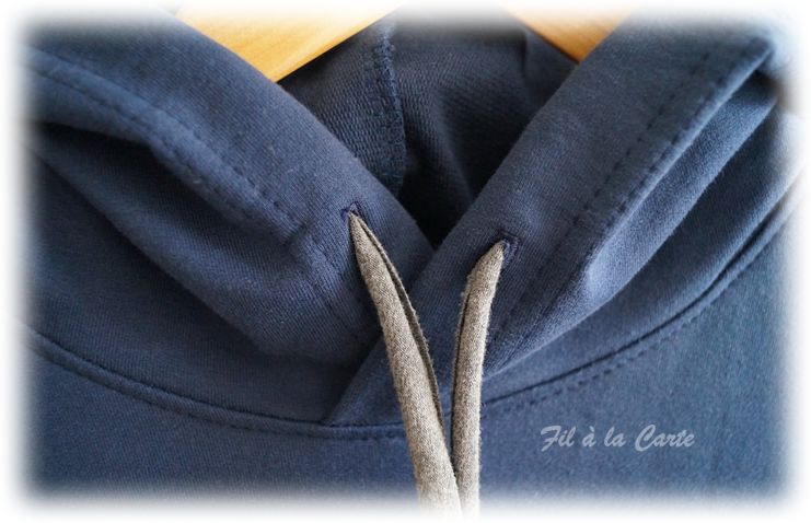 Sweat bleu marine capuche 158 cm3