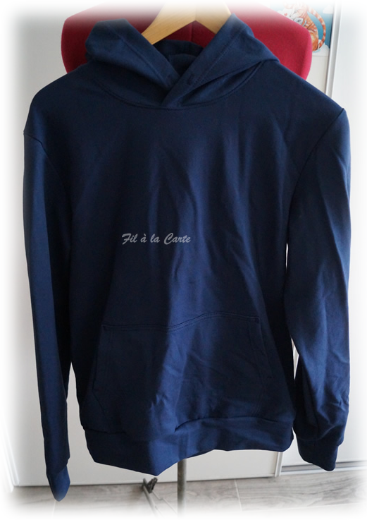 Sweat bleu marine capuche 170 cm