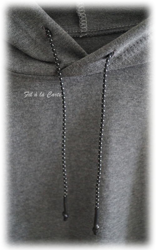 Sweat gris capuche 170 cm2